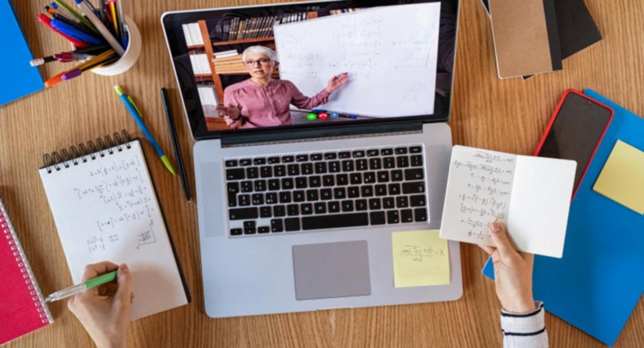 Professionelle Arbeitsumgebung bei fintronicx – moderne Büroräume mit Blick auf Finanzplanungsmaterialien und digitale Budgetierungs-Tools